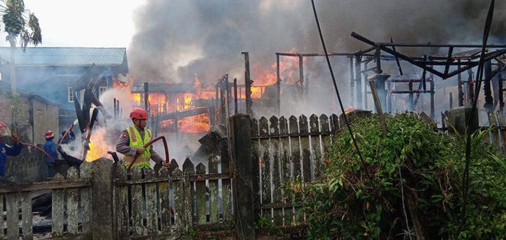 Petugas pemadam kebakaran berusaha memadamkan api (IDN Times/Hilmansyah)