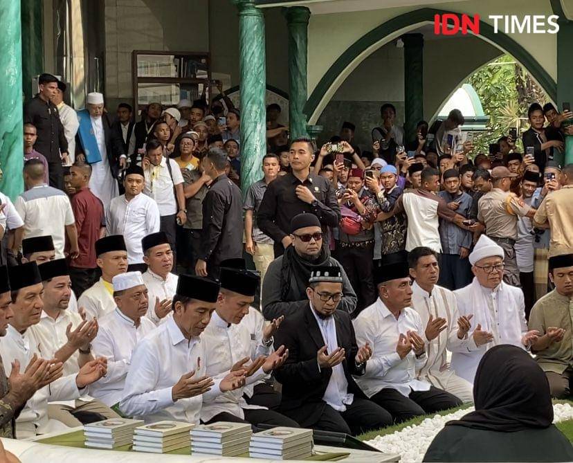 Presiden Joko Widodo menziarahi makam Haji Anif (IDN Times/Indah Permata Sari)
