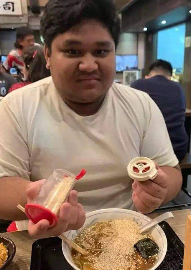 momen apes makanan tumpah (izismile.com)