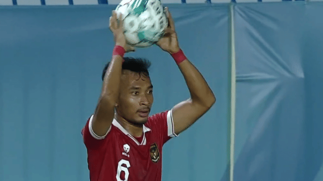 https://denpasar.suara.com/read/2023/08/25/000352/ala-pratama-arhan-lemparan-robi-darwis-bikin-thailand-kalang-kabut-timnas-indonesia-ke-final-piala-aff-u23