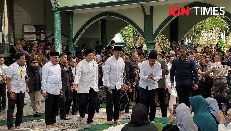 Presiden Joko Widodo menziarahi makam Haji Anif (IDN Times/Indah Permata Sari)