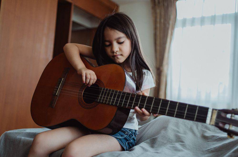 ilustrasi bermain musik(pexels.com/annapou)