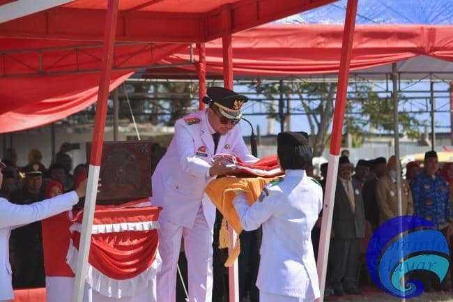 Bupati Selayar M. Basli Ali memberikan bendera kepada anggota Paskibra pada upacara HUT ke-78 Kemerdekaan Indonesia, 17 Agustus 2023. (Dok. Pemkab Selayar)