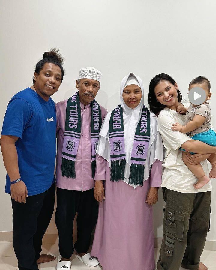 Indah Permatasari berangkatkan mertua umrah (instagram.com/indahpermatas)