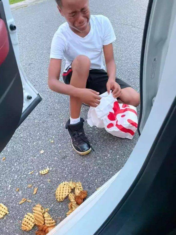 momen apes makanan tumpah (izismile.com)