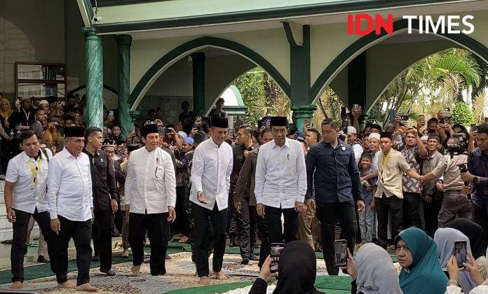 Presiden Joko Widodo menziarahi makam Haji Anif (IDN Times/Indah Permata Sari)