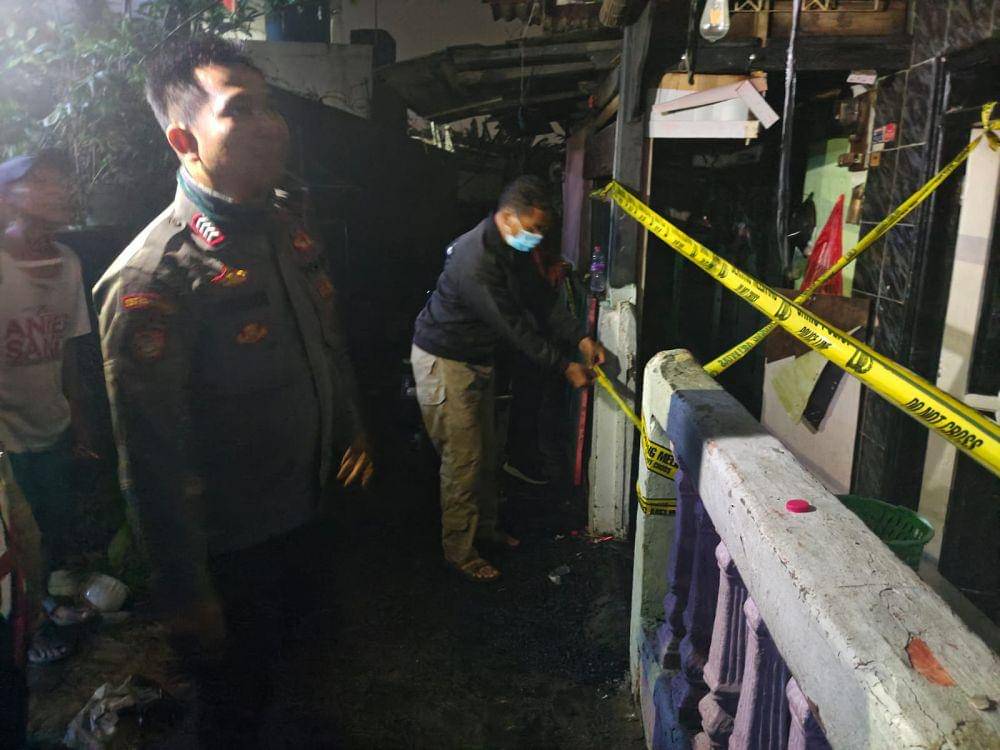 Anggota kepolisian melakukan pengecekan di lokasi kebakaran yang menewaskan pasutri di Jalan Dadap, Sukmajaya, Kota Depok. (Istimewa)