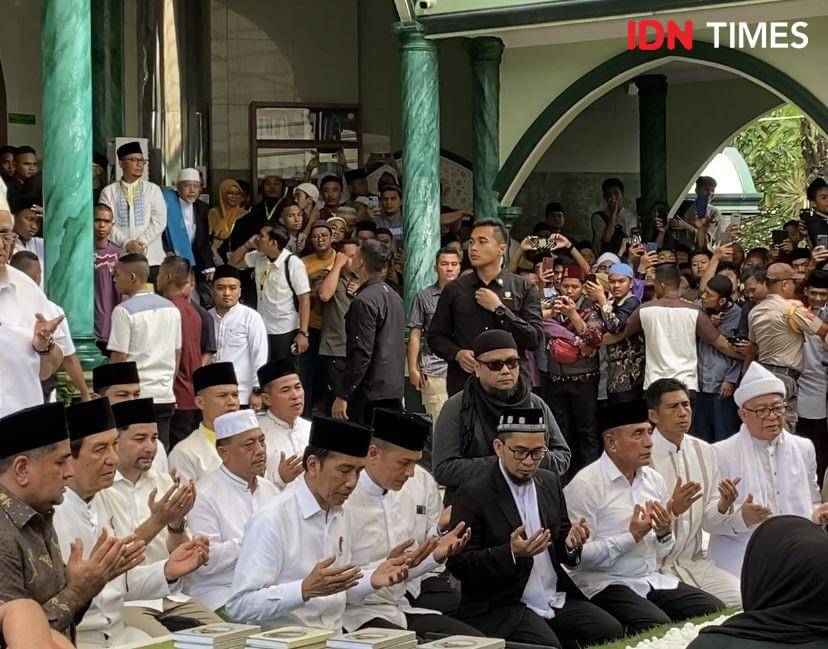Presiden Joko Widodo menziarahi makam Haji Anif (IDN Times/Indah Permata Sari)