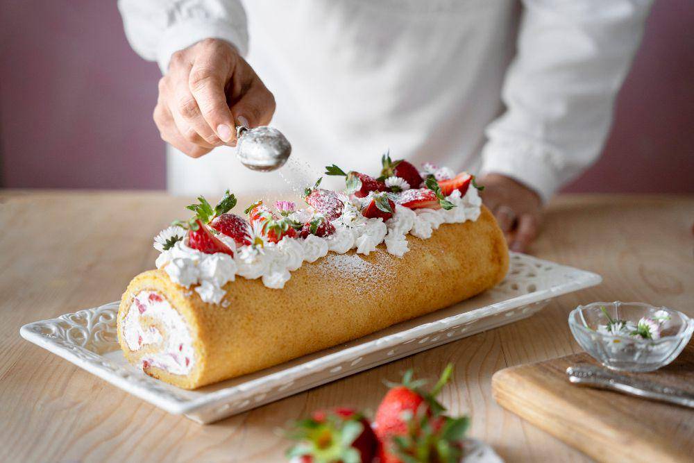 bolu gulung stroberi krim keju (freepik.com/freepik)