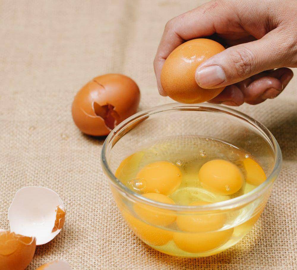 Memecahkan telur (pexels.com/id-id/@klaus-nielsen/)