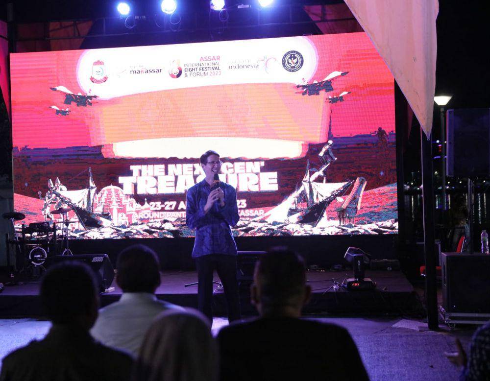 Konjen Australia Todd Dias saat kegiatan nnton bareng film Freeman di anjungan Pantai Losari, Jumat (24/8/2023). Dok. Humas Pemkot Makassar