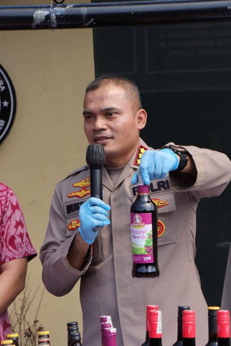 Kapolresta Mataram Kombes Pol Mustofa menunjukkan minol yang disita dari razia yang dilakukan aparat kepolisian. (dok. Polresta Mataram)