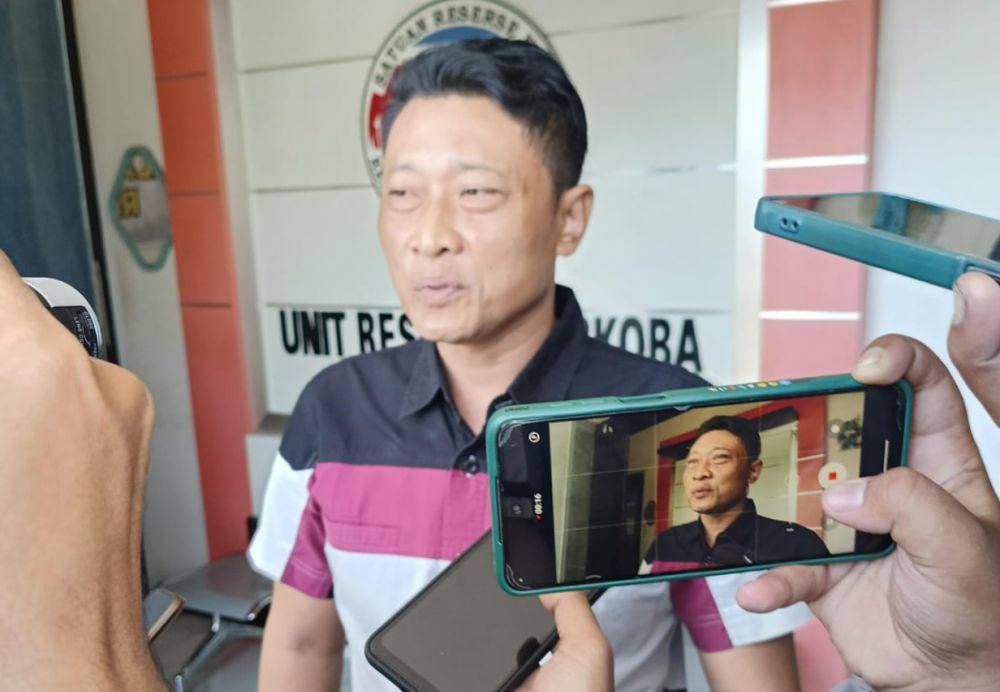 Kasat Resnarkoba Polres Tuban AKP Teguh Triyono Handoko saat diwawancarai wartawan. Dok Istimewa