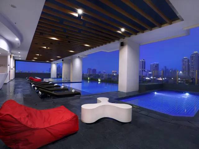 Potret kolam renang di Hotel NEO+ Kebayoran (neohotels.com)