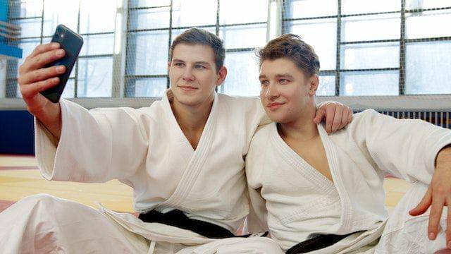 ilustrasi selfi bersama teman (pexels.com/Artem Podrez)