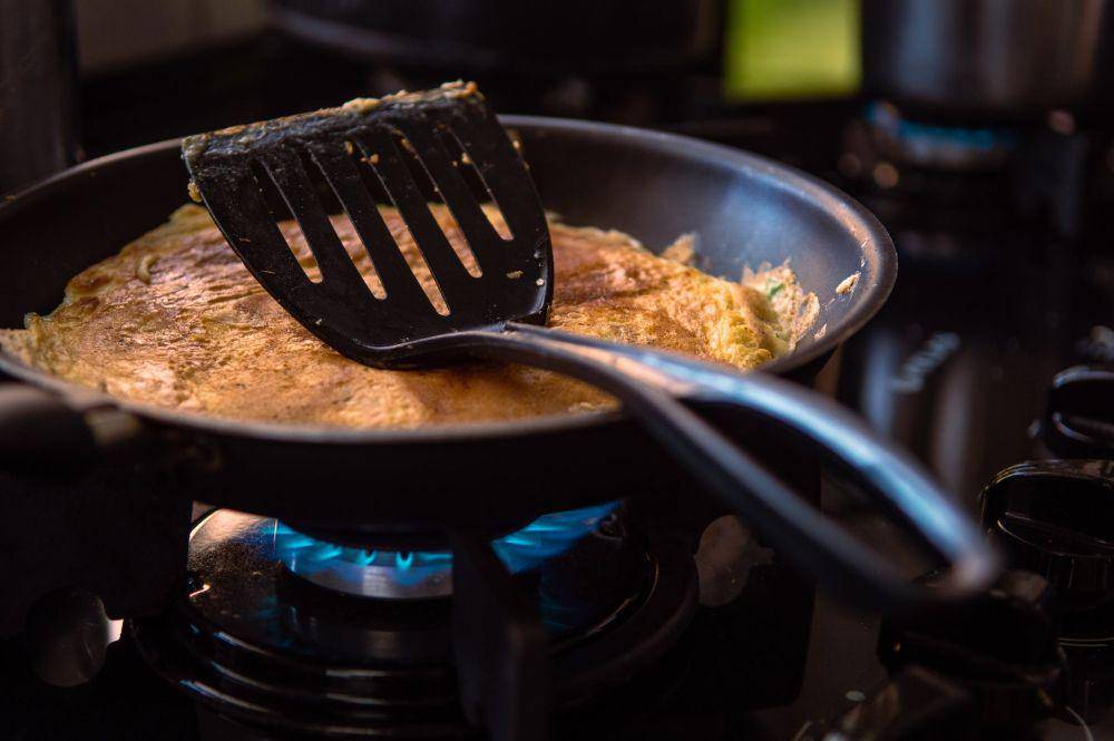 Menggoreng (pexels.com/id-id/@caio/)
