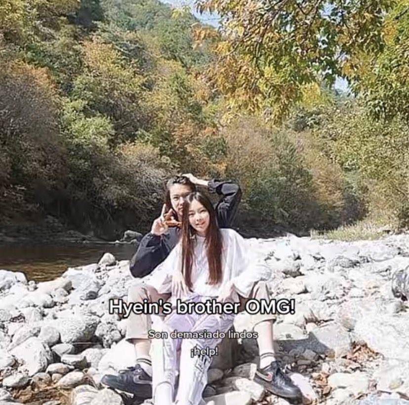 potret Hyein dan kakak laki-lakinya (AllKpop.com)