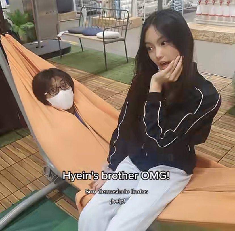 potret Hyein dan kakak laki-lakinya (AllKpop.com)