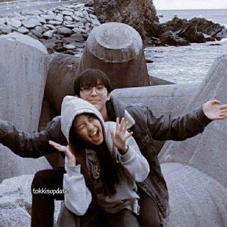 potret Hyein dan kakak laki-lakinya (AllKpop.com)