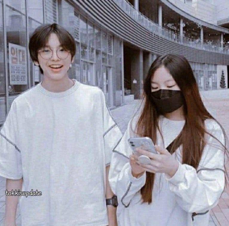 potret Hyein dan kakak laki-lakinya (AllKpop.com)