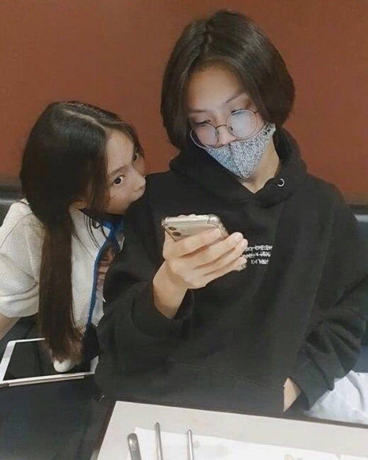 potret Hyein dan kakak laki-lakinya (AllKpop.com)