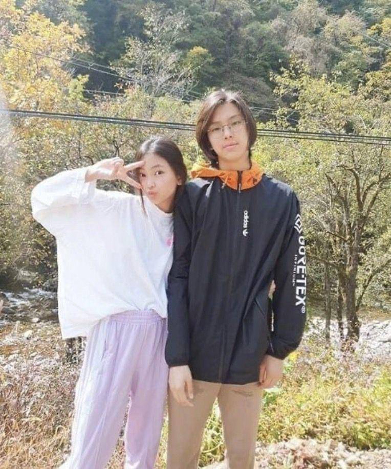 potret Hyein dan kakak laki-lakinya (AllKpop.com)