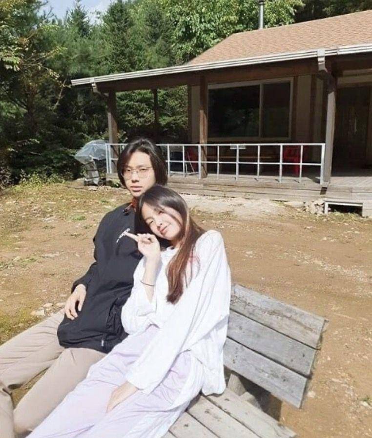 potret Hyein dan kakak laki-lakinya (AllKpop.com)