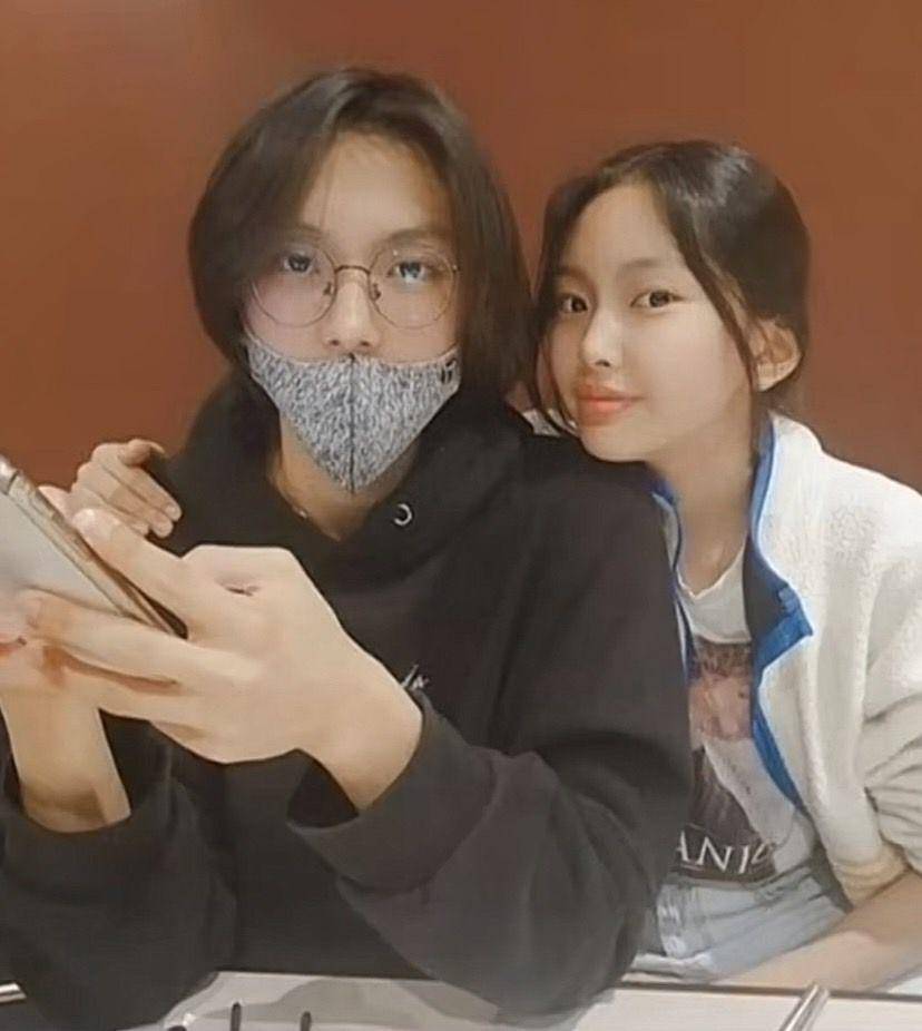 potret Hyein dan kakak laki-lakinya (AllKpop.com)