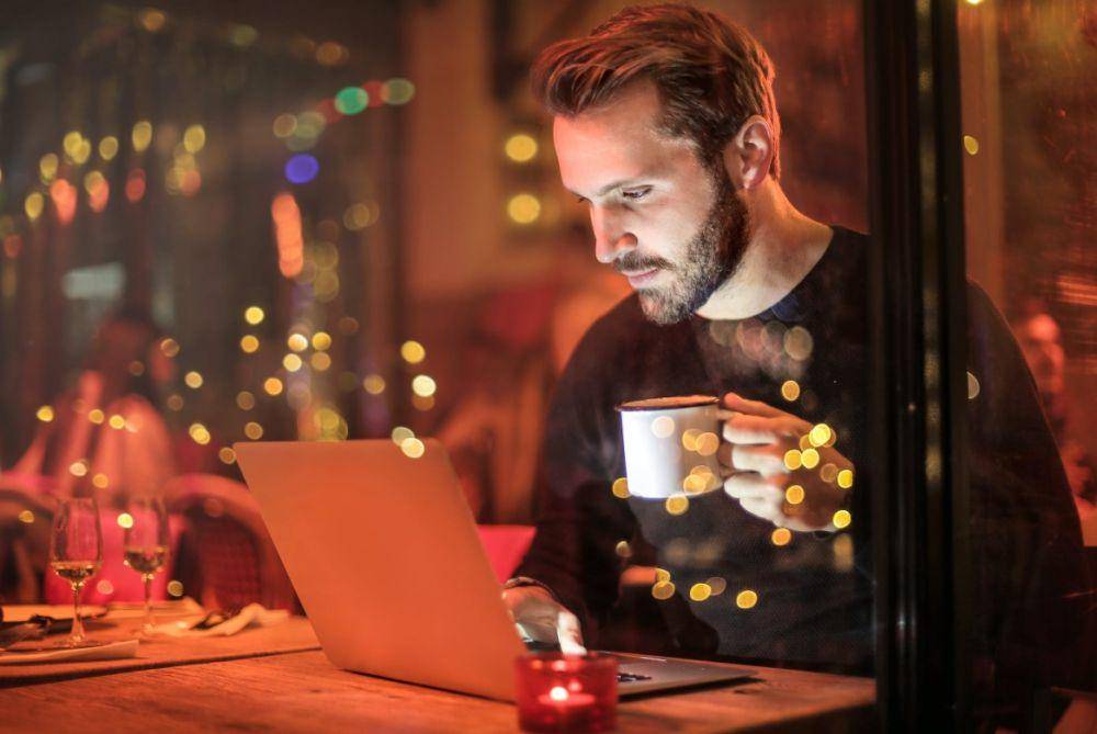 ilustrasi bekerja dengan laptop (pexels.com/Andrea Piacquadio)