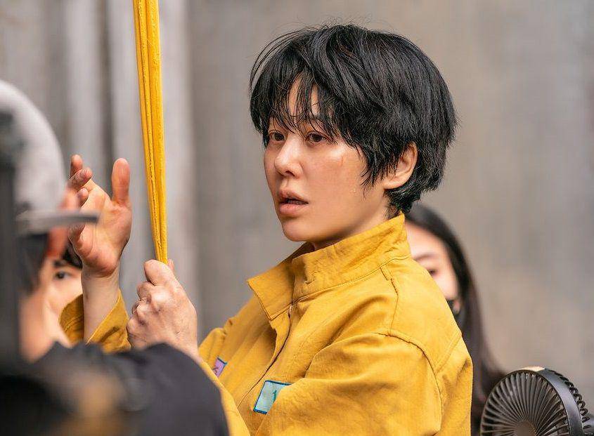 cuplikan Kim Mo Mi saat berusaha kabur (instagram.com/netflixkr)