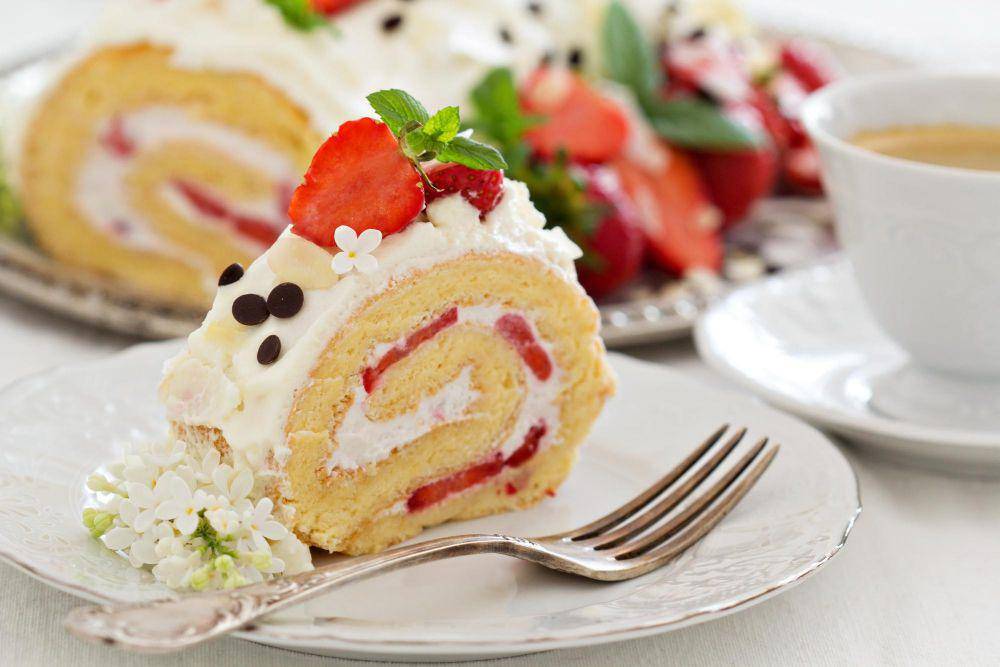 bolu gulung stroberi krim keju (freepik.com/fahrwasser)
