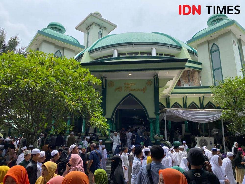 Warga padati Masjid Al Musannif kawasan Cemara Asri, Deli Serdang untuk salat Jumat bareng Presiden Jokowi (IDN Times/Indah Permata Sari)