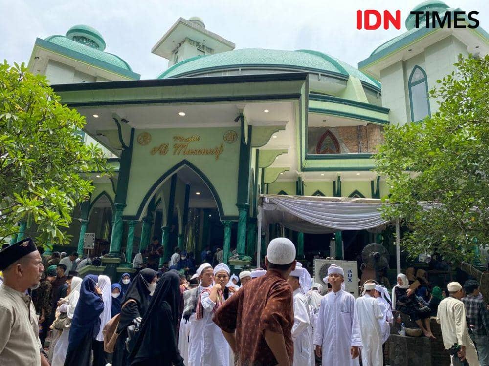 Warga padati Masjid Al Musannif kawasan Cemara Asri, Deli Serdang untuk salat Jumat bareng Presiden Jokowi (IDN Times/Indah Permata Sari)