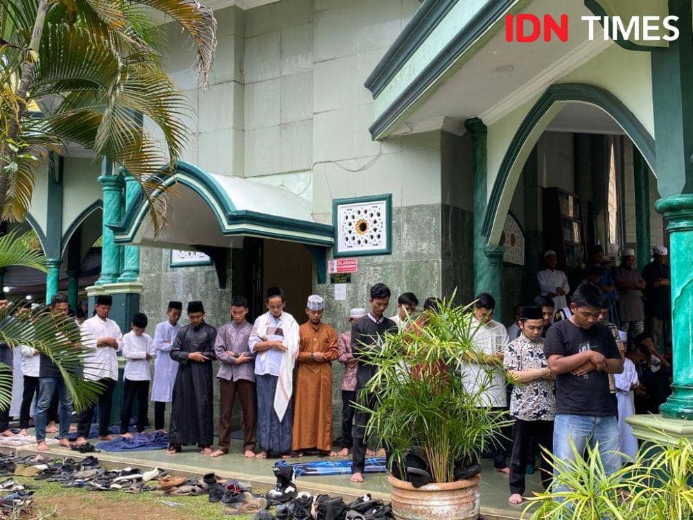 Warga padati Masjid Al Musannif kawasan Cemara Asri, Deli Serdang untuk salat Jumat bareng Presiden Jokowi (IDN Times/Indah Permata Sari)