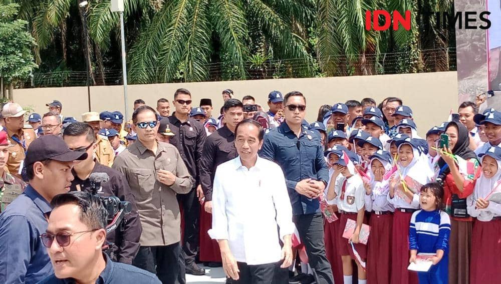 Presiden Jokowi saat tiba di Binjai, Jumat (25/8/2023) (IDN Times/Bambang Suhandoko)