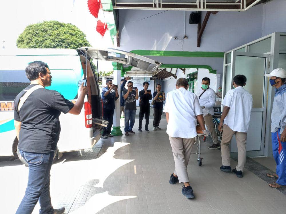 Jenazah korban saat hendak dibawa ke RSUD Srengat. IDN Times/ istimewa