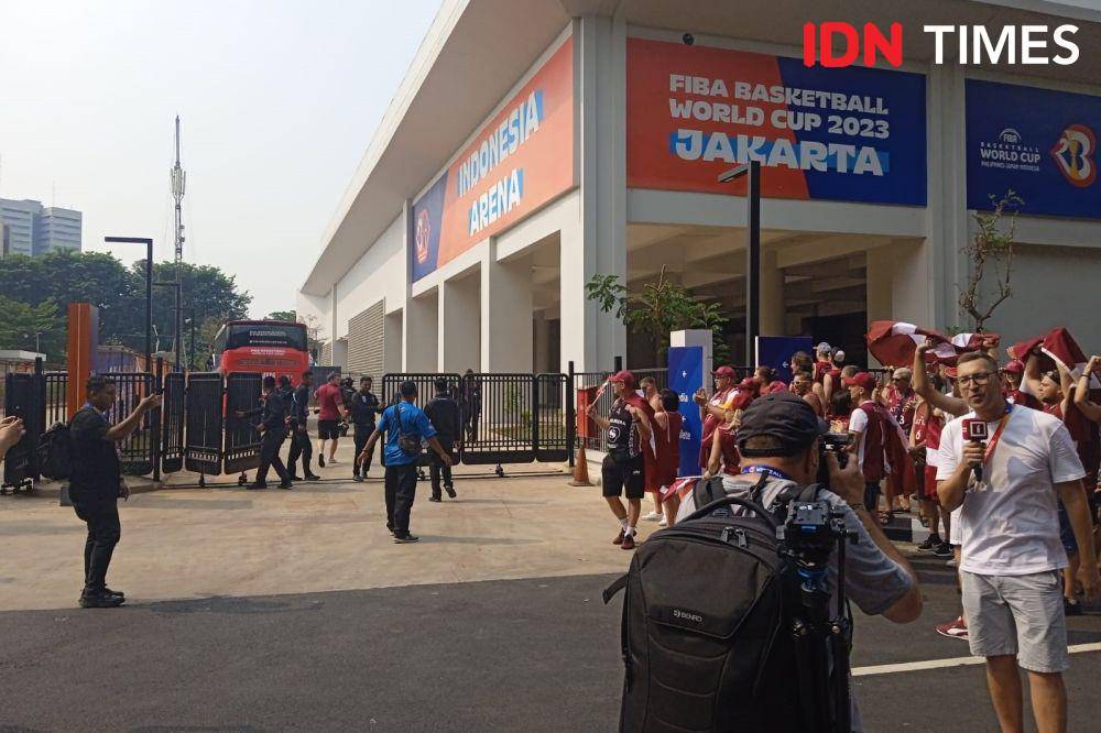 Suporter Latvia jelang Piala Dunia Basket 2023. (IDN Times/Sandy Firdaus)
