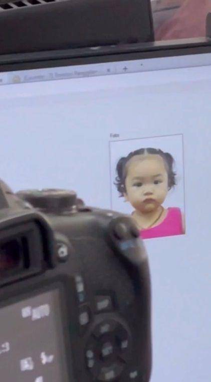 potret Xarena membuat paspor (instagram.com/sitibadriah)