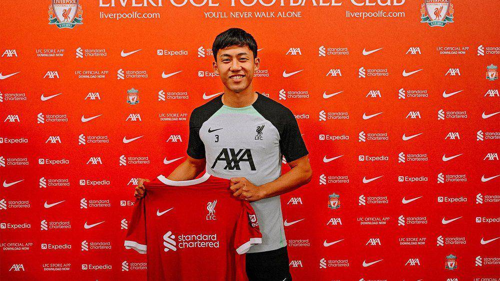 Wataru Endo bergabung dengan Liverpool. (liverpoolfc.com)