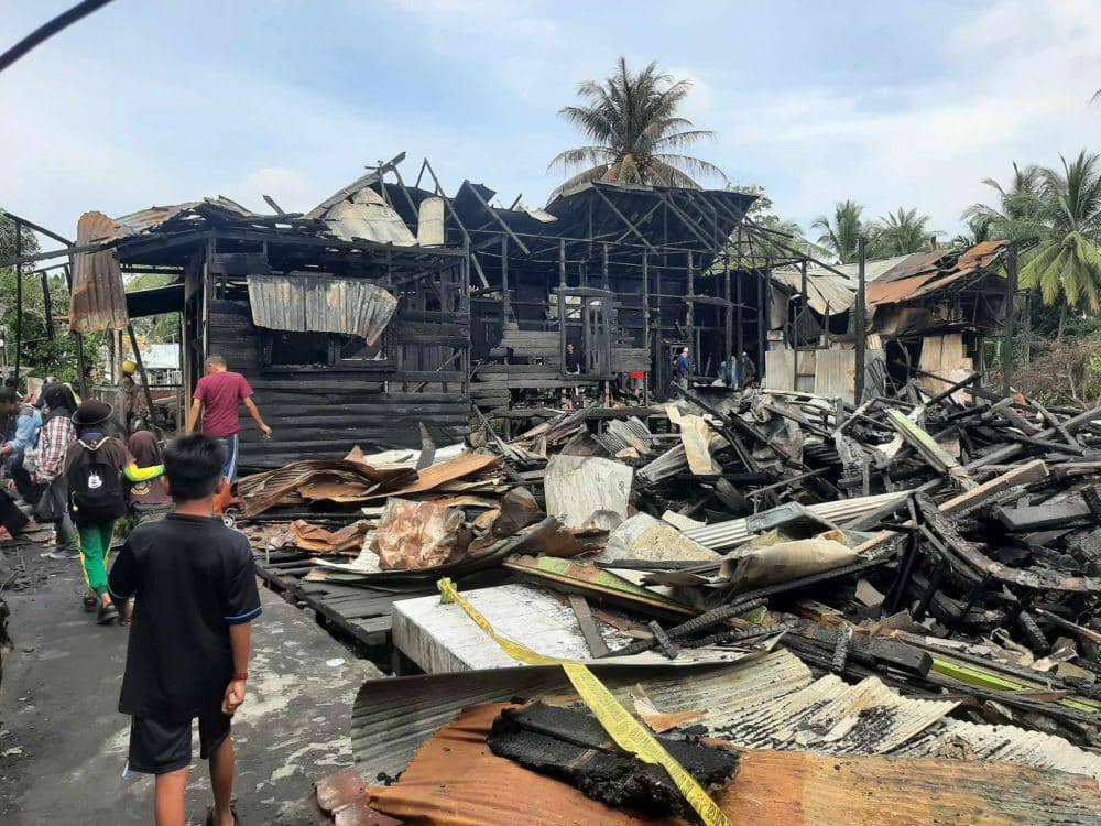 Kebakaran Hebat Hanguskan 11 Rumah di Banjarmasin