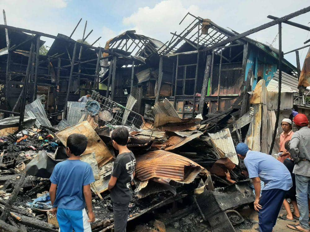 Korban kebakaran yang mencoba mengais sisa barang yang masih bisa digunakan.
