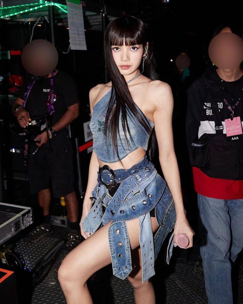 referensi padu padan halterneck top ala member BLACKPINK (instagram.com/lalalalisa_m)