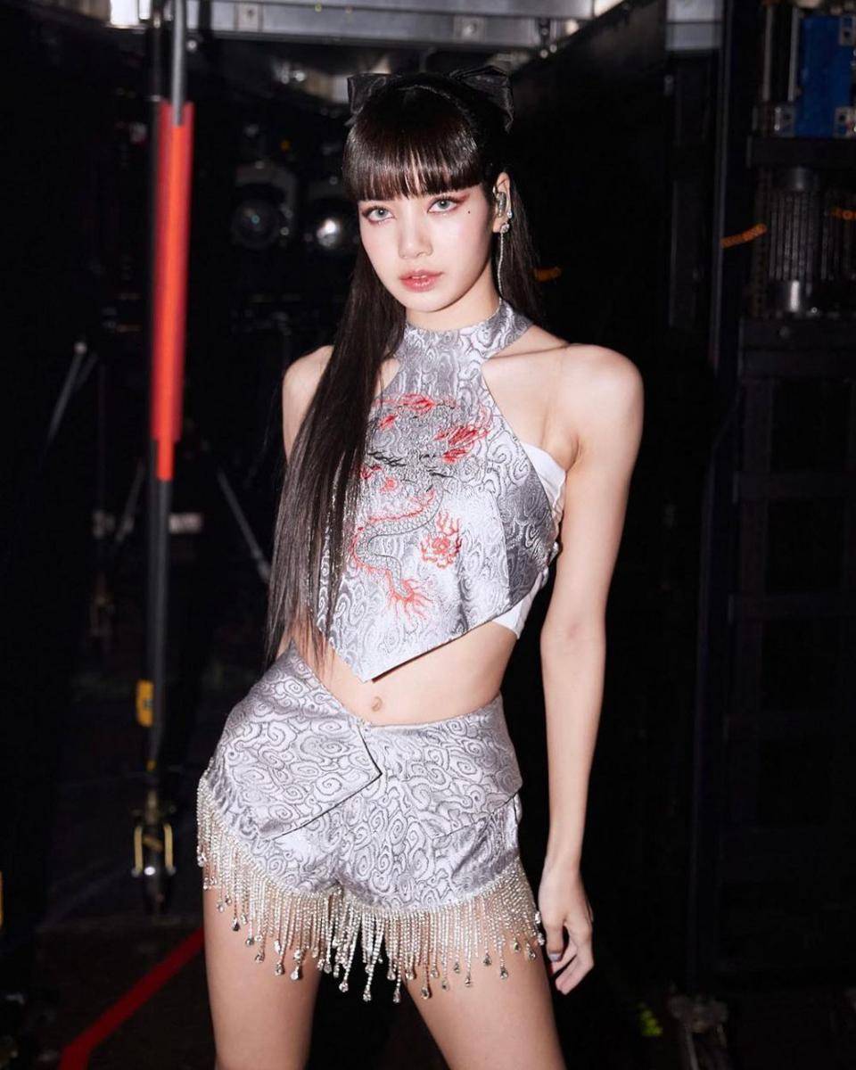 referensi padu padan halterneck top ala member BLACKPINK (instagram.com/lalalalisa_m)