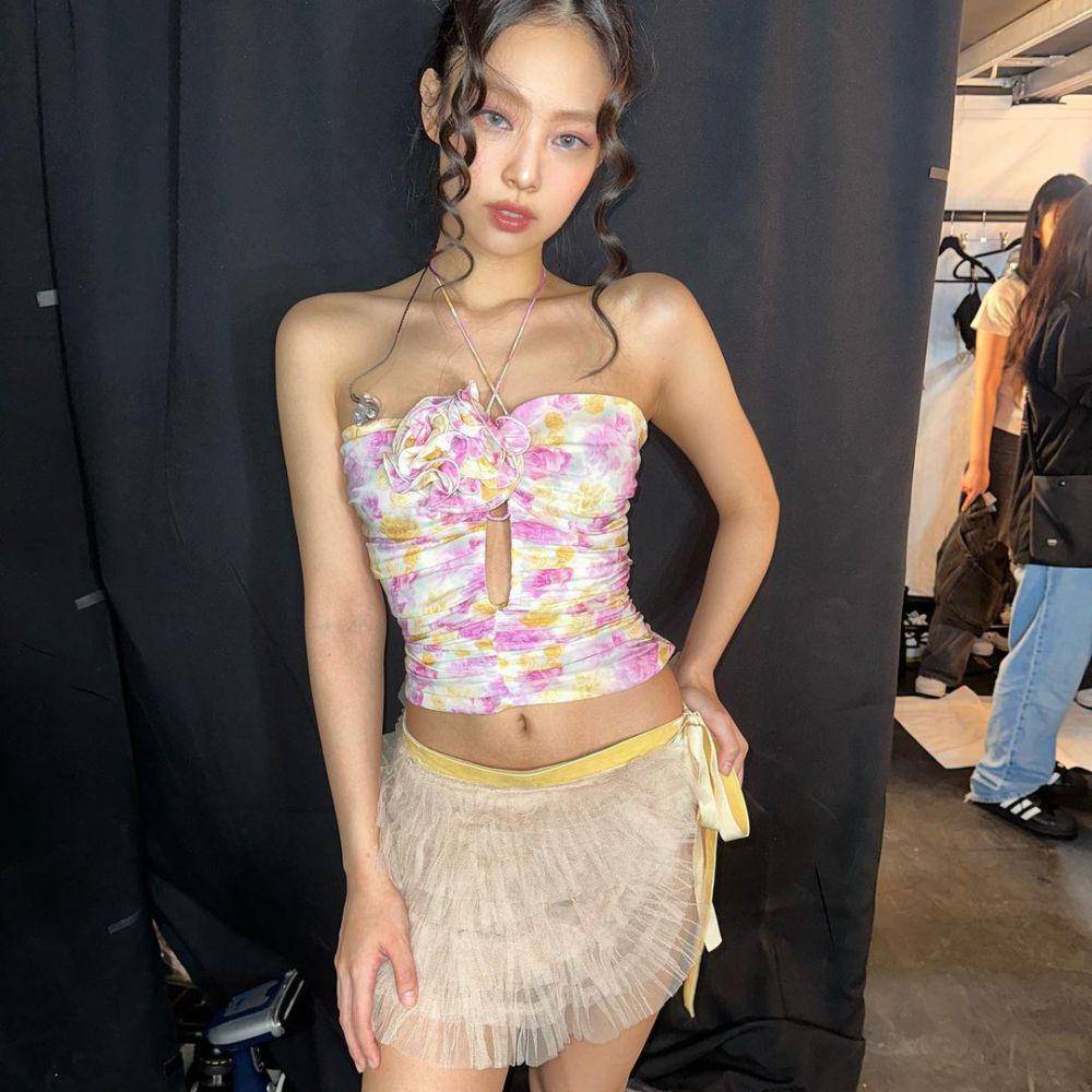 referensi padu padan halterneck top ala member BLACKPINK (instagram.com/jennierubyjane)