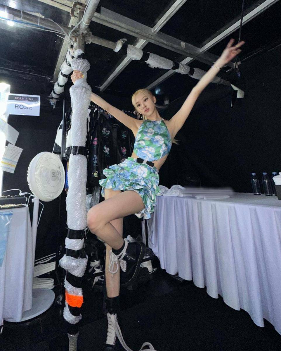 referensi padu padan halterneck top ala member BLACKPINK (instagram.com/roses_are_rosie)