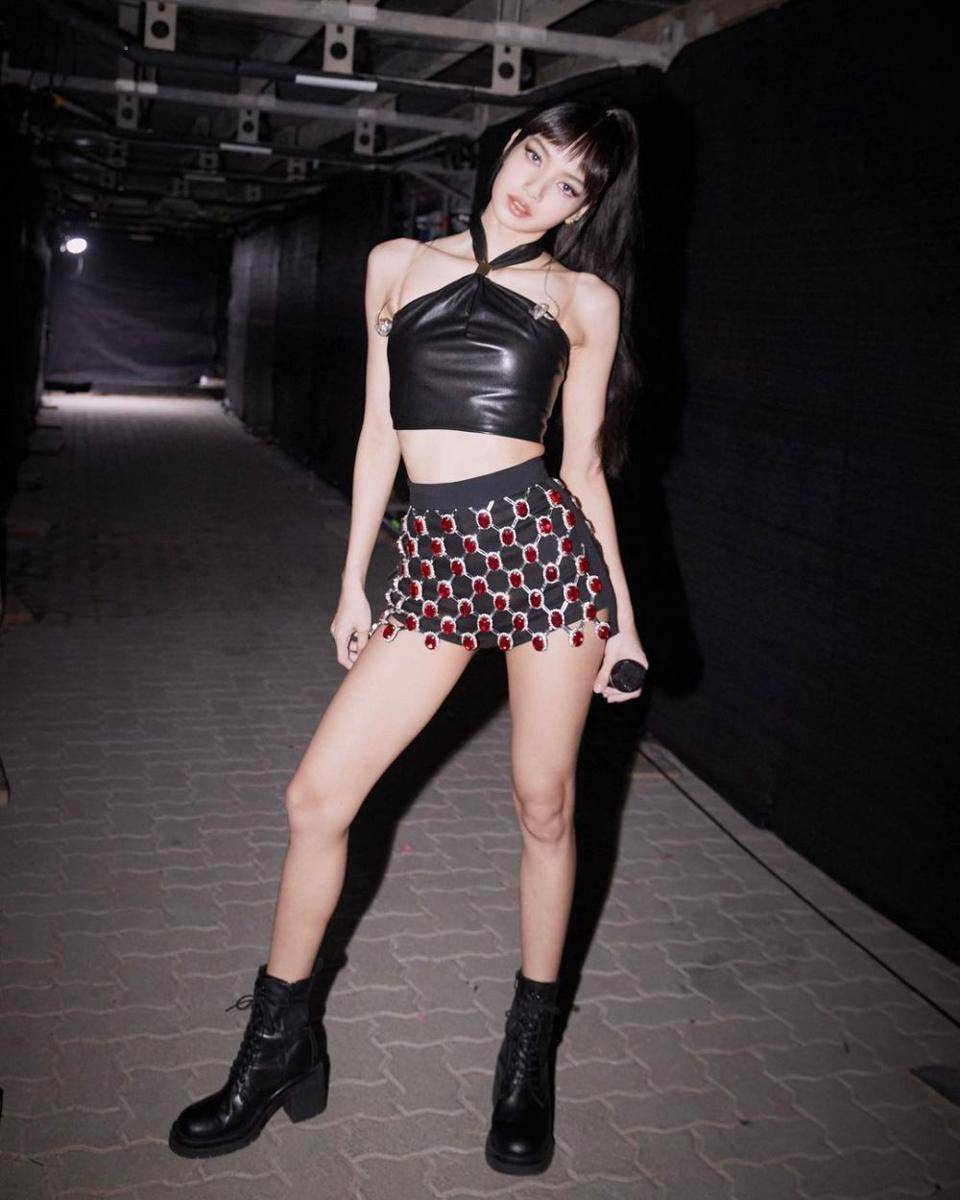 referensi padu padan halterneck top ala member BLACKPINK (instagram.com/lalalalisa_m)