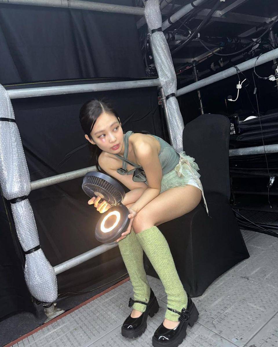 referensi padu padan halterneck top ala member BLACKPINK (instagram.com/jennierubyjane)