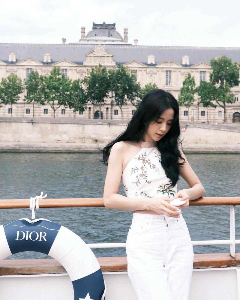 referensi padu padan halterneck top ala member BLACKPINK (instagram.com/sooyaaa__)