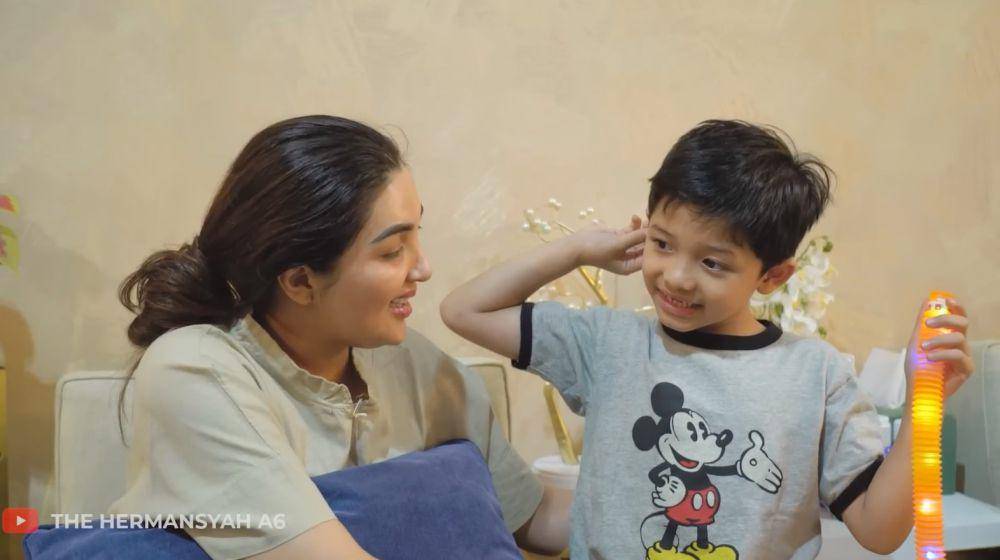 pengasuh Arsya mengundurkan diri (YouTube.com/The Hermansyah A6)