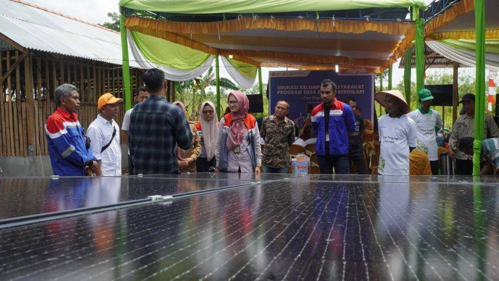 DEB merupakan inisiatif utama Pertamina Patra Niaga Regional Sumatera Bagian Selatan yang bertujuan untuk memberdayakan masyarakat setempat melalui pemanfaatan energi surya. (Dok. Pertamina)